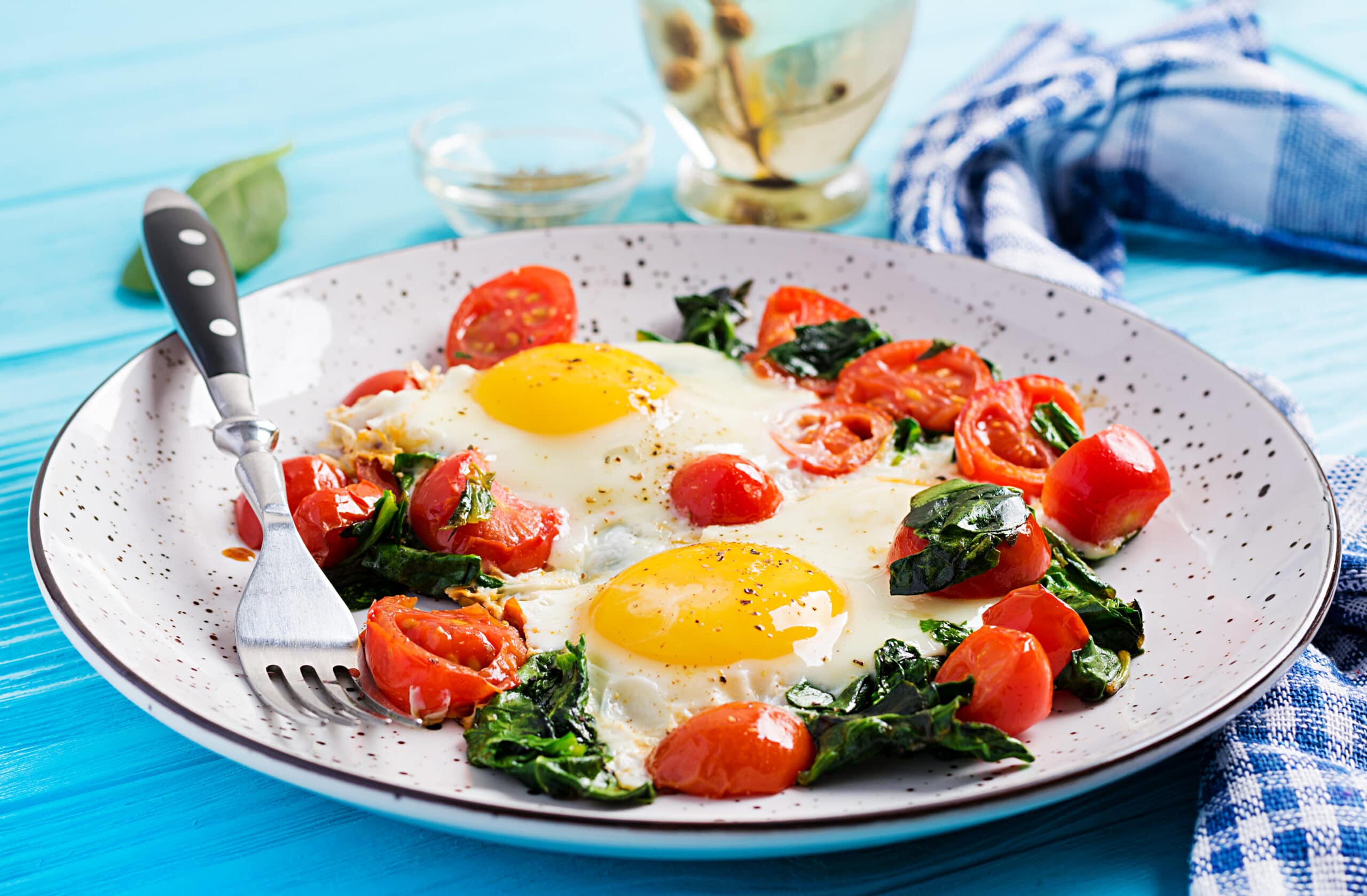 Piatto con uova all'occhio di bue e verdure