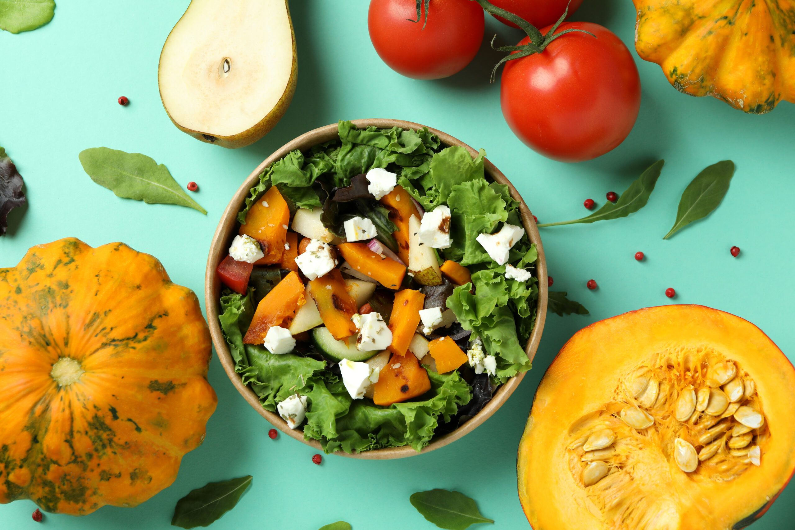 Insalatona con zucca, cetrioli, feta, olive